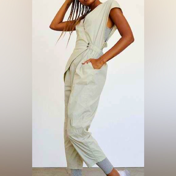 New Free People Movement Road Ahead Onesie M 8 / 10 Khaki Beige Cropped Jumpsuit - Picture 2 of 7